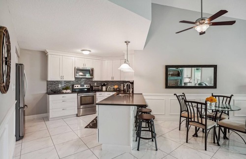 Isla del Sol Condominio | Beachside condo with pool, hot tub, close to beaches, WiFi, AC, washer/dryer