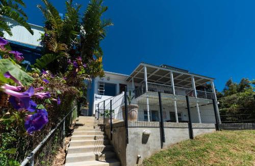 Gordons Bay Central Casa | 'Seaside Cottage', Sleeps 4 with a 3 minute walk from the beach!