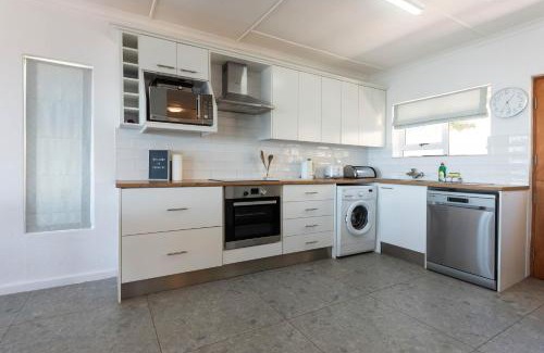 Gordons Bay Central Casa | 'Seaside Cottage', Sleeps 4 with a 3 minute walk from the beach!