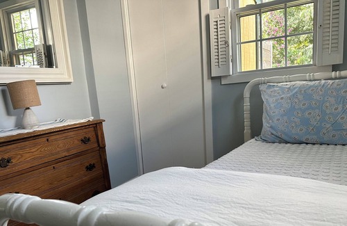 North Kingstown Cabaña | Seaside Cottage steps from Narragansett Bay!