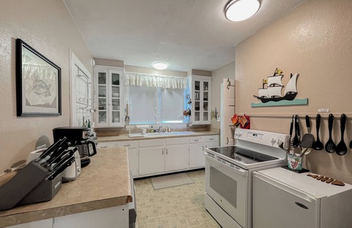 Virginia Beach Cabaña | Seaside Cottage: Perfect for Large Families, Just 20 Yards from the Beach!