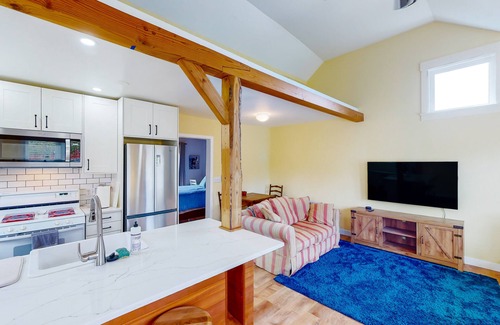 Newport Casa | Seaside cottage with deck, washer/dryer, full kitchen, & great location