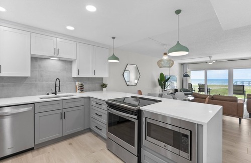Satellite Beach Condominio | Oceanfront Ground Floor Walkout with Stunning Views at Paradise Beach Club