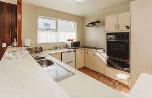 Rewa Casa | Seaside Family Bach in New Plymouth