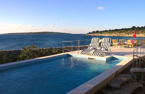Veliki Drvenik Casa | Casa familiar con piscina junto al mar Bahía Pernatice, Drvenik (K-11590)