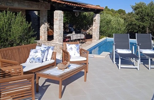 Veliki Drvenik Casa | Casa familiar con piscina junto al mar Bahía Pernatice, Drvenik (K-11590)