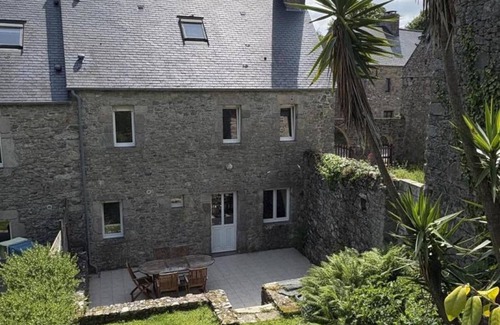 Greville-Hague Cabaña | Casa tradicional con 3 hab, jardín, barbacoa y a 223 GR.