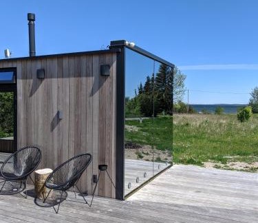 Laane-Harju Parish Casa | Seaside getaway in Ööd mirror house with sauna