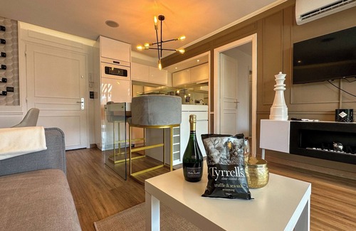 Cannes La Bocca Apartamento | Seaside getaway : private pool and few steps from the Beach
