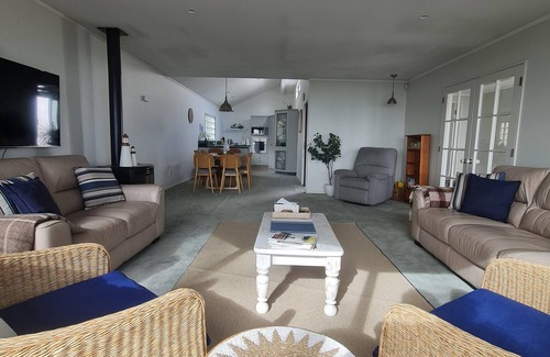 Napier Casa | Seaside holiday home in the front row! With panoramic views across Hawke Bay