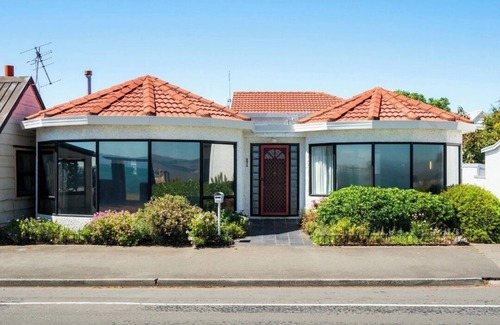 Napier Casa | Seaside holiday home in the front row! With panoramic views across Hawke Bay