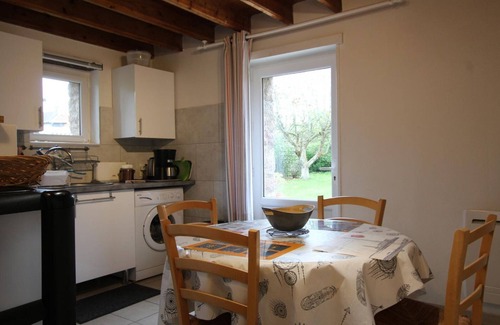Fermanville Cabaña | Casa cerca del mar con WiFi, aparcamiento, jardín privado
