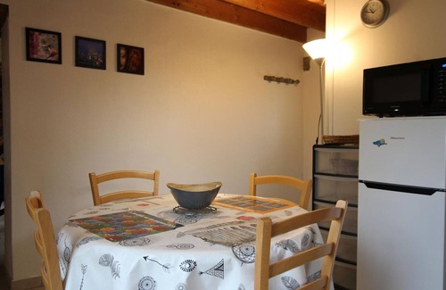 Fermanville Cabaña | Casa cerca del mar con WiFi, aparcamiento, jardín privado