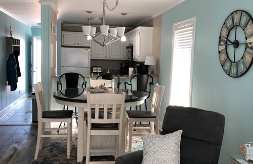 Holden Beach Condominio | ¿Necesita un relajante "retiro junto al mar", no busque más este condominio frente al mar está listo para usted y también admite mascotas!