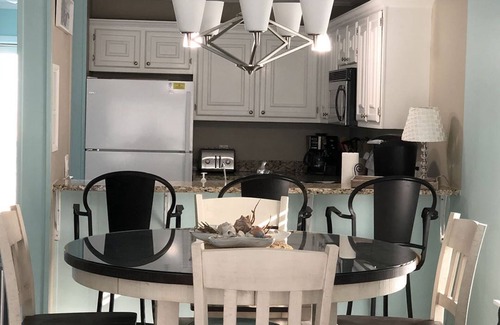 Holden Beach Condominio | ¿Necesita un relajante "retiro junto al mar", no busque más este condominio frente al mar está listo para usted y también admite mascotas!