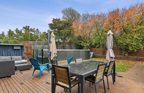 Mornington Casa | Seaside Retreat with Swim Spa (6m x 2.3m)