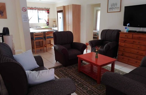 Klein Brak River Apartamento | Seaside self-catering holiday accommodation with garden/braai (BBQ) facility.