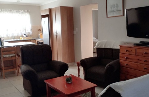 Klein Brak River Apartamento | Seaside self-catering holiday accommodation with garden/braai (BBQ) facility.