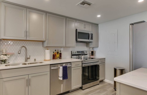 Northeast Virginia Beach Condominio | Seaside Serenity: 2 Bedroom Beach Condo in the Heart of the Resort Area