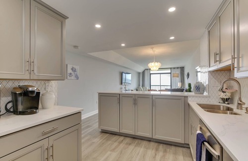Northeast Virginia Beach Condominio | Seaside Serenity: 2 Bedroom Beach Condo in the Heart of the Resort Area