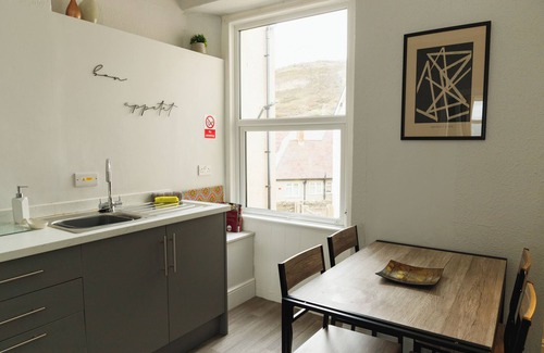 Llandudno Casa | Seaside Solace: 2BR with Scenic Coastline Views