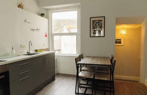 Llandudno Casa | Seaside Solace: 2BR with Scenic Coastline Views
