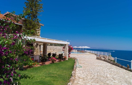 Kato Sounion Villa | Villa junto al mar con piscina privada y vistas fabulosas al mar Egeo