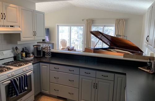 The Blue Mountains Casa | Seasonal or Monthly Rental with Views of Blue Mountain (pet friendly)