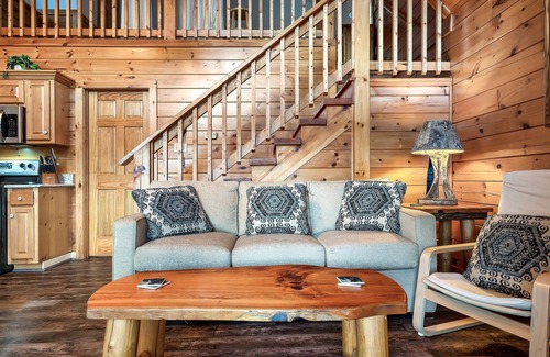 Black Bear Falls Cabina | Seasonal Outdoor Pool 🐻 Family Friendly🍂Cozy Cabin 🏔3 mi to Strip 🍁Hot Tub