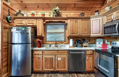 Black Bear Falls Cabina | Seasonal Outdoor Pool 🐻 Family Friendly🍂Cozy Cabin 🏔3 mi to Strip 🍁Hot Tub