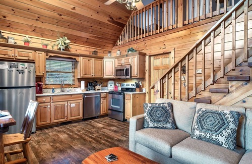 Black Bear Falls Cabina | Seasonal Outdoor Pool 🐻 Family Friendly🍂Cozy Cabin 🏔3 mi to Strip 🍁Hot Tub