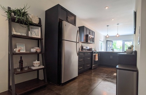 Collingwood Casa | Seasonal Rental; 2-mins drive to dwntwn Cwood; 8-mins to Blue Mtn; pet-friendly