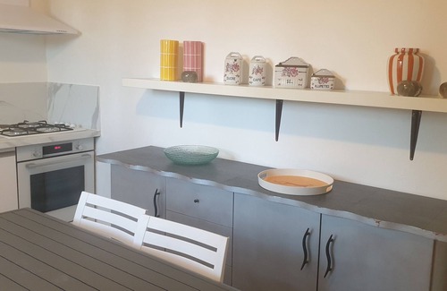Salin-de-Giraud Apartamento | Seasonal rental apartment between pool and sea.