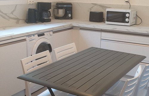 Salin-de-Giraud Apartamento | Seasonal rental apartment between pool and sea.