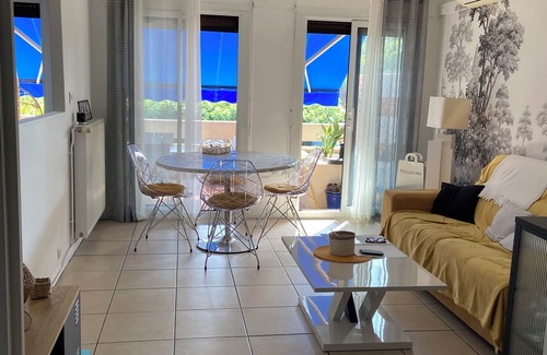 Frejus Port Apartamento | Seasonal rental Two-room apartment 48 m2 Frejus plage et du Port. Terrace 15 m2.