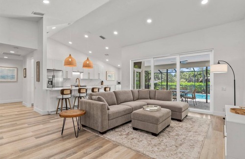 Bee Ridge Casa | Seasonal Retreat Near Sarasota's Best Attractions !
