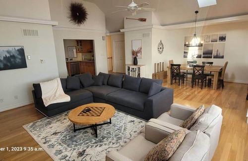 Collingwood Casa | Seasons by the Bay! Waterfront views!