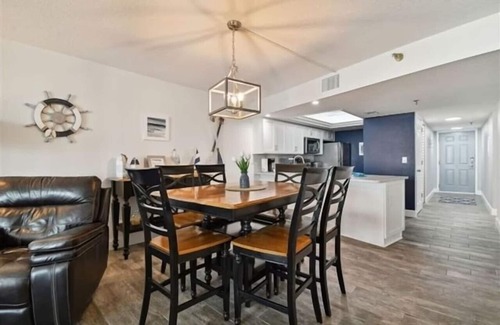 Redington Beach Condominio | Seaview 504 | Fully Renovated 2BR w/ Oceanfront Primary bedroom | Summer Deals await