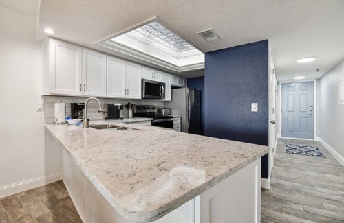 Redington Beach Condominio | Seaview 504 | Fully Renovated 2BR w/ Oceanfront Primary bedroom | Summer Deals await
