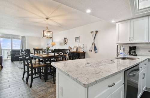 Redington Beach Condominio | Seaview 504 | Fully Renovated 2BR w/ Oceanfront Primary bedroom | Summer Deals await