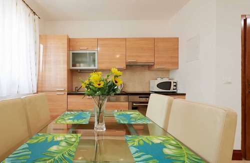 Slatine Apartamento | Seaview apartment Clementin with shared pool - EOS CROATIA