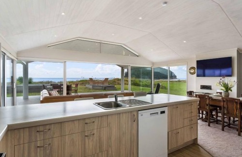 Whangamata Casa | Seaview Beachfront Escape