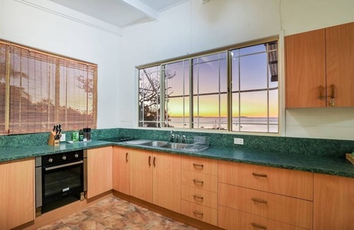 Seventeen Seventy Apartamento | Seaview - Charming Two-Bedroom Home with Stunning Views of the Historic Bay of 1770