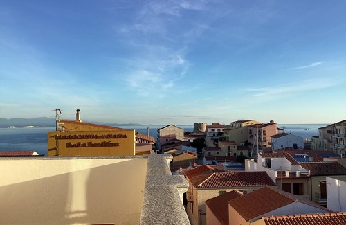 Santa Teresa di Gallura Apartamento | Seaview cozy penthouse 300m walk to the beach, large terrace. Center Village.
