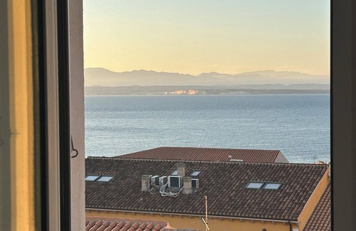 Santa Teresa di Gallura Apartamento | Seaview cozy penthouse 300m walk to the beach, large terrace. Center Village.