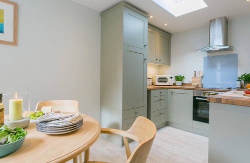 Rhosneigr Cabaña | Seaview Cottage - an on the beach that sleeps 4 guests in 2 bedrooms