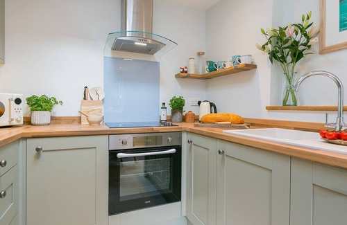 Rhosneigr Cabaña | Seaview Cottage - an on the beach that sleeps 4 guests in 2 bedrooms