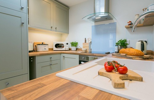 Rhosneigr Cabaña | Seaview Cottage - an on the beach that sleeps 4 guests in 2 bedrooms