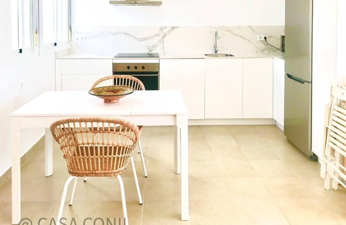 Conil de la Frontera City Center Casa | Cerca de la playa con terraza privada y vistas al mar- casa Sarina tiene plaza de garaje privado, aire acondicionado y WiFi