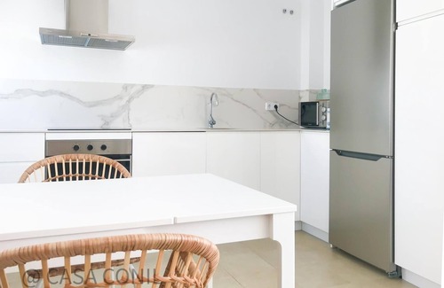 Conil de la Frontera City Center Casa | Cerca de la playa con terraza privada y vistas al mar- casa Sarina tiene plaza de garaje privado, aire acondicionado y WiFi